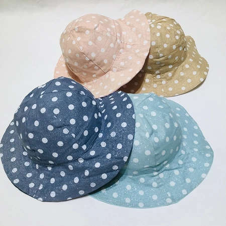 Children's polka-dot basin hat sun hat full figure