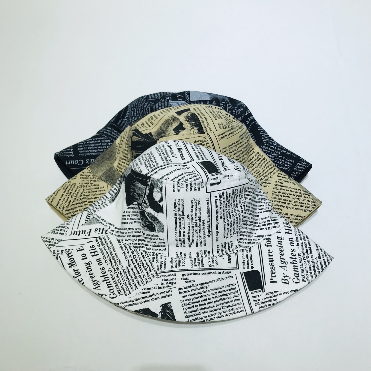 Newspaper basin hat sun hat fisherman hat full figure